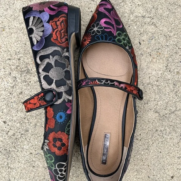 Tahari Black and Red Pointed Toe Flats - Picture 4 of 6